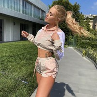 “Aku menjualnya seharga UD$100. Aku sering melakukan live, dan aku akan memakainya sepanjang live dan kemudian mereka bisa langsung membelinya (underwear),” akunya. Foto: Dok. Instagram Tiauna Riley