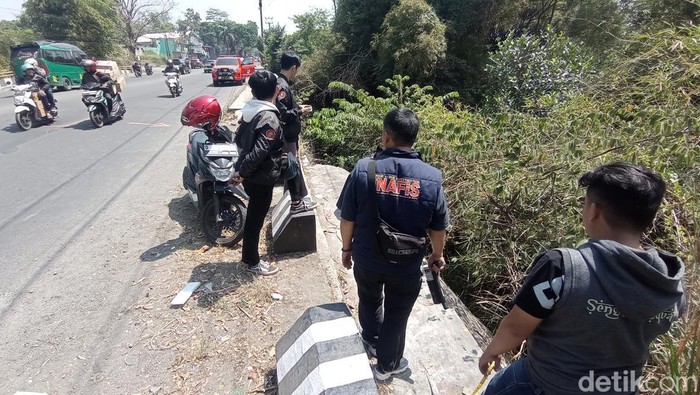 Tim Inafis Polres Tasikmalaya Kota melakukan olah TKP di lokasi ditemukan pria tewas dengan luka bacok.