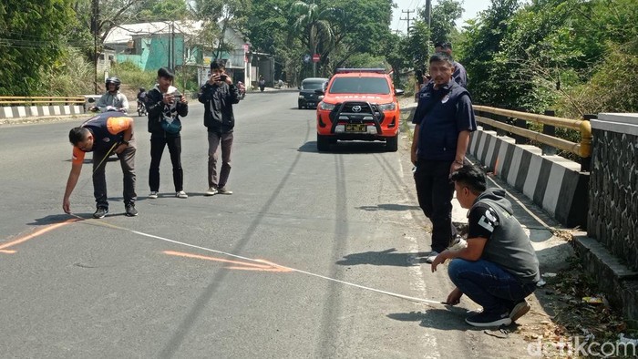 Tim Inafis Polres Tasikmalaya Kota melakukan olah TKP di lokasi ditemukan pria tewas dengan luka bacok.
