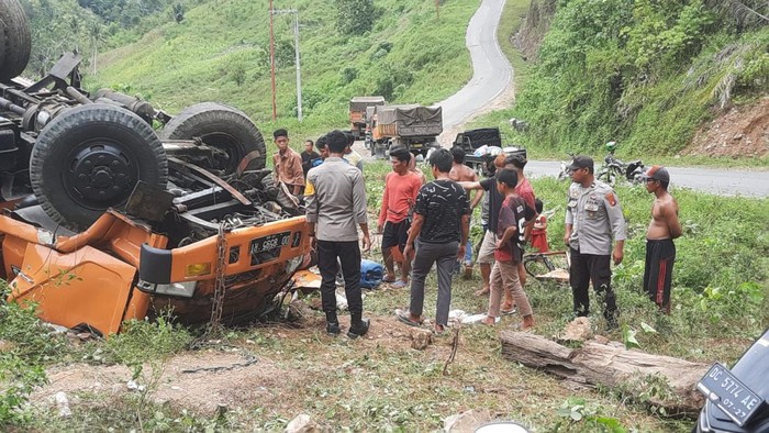 Truk muat ekskavator di Mamuju terguling gegara rem blong. Dokumen Istimewa