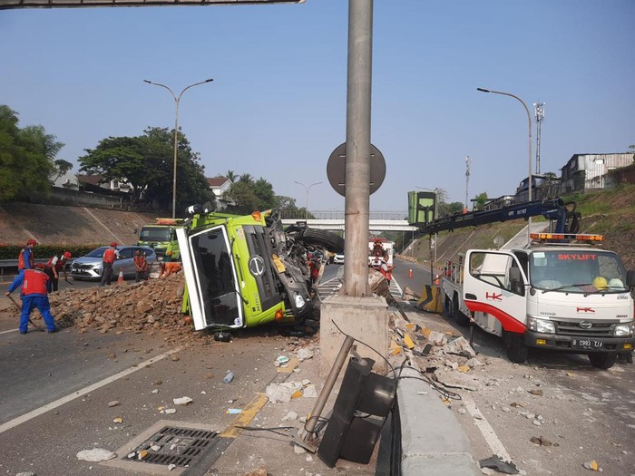 Truk tanah terguling di Tol JORR (dok. Ditlantas Polda Metro Jaya)