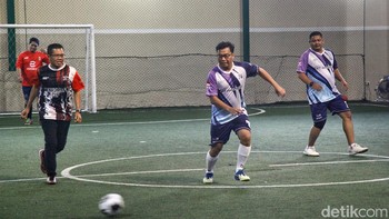Para peserta menghadiri pertandingan futsal dalam rangka Hari Bhakti Postel ke-78, di Jakarta, Sabtu (9/9/2023). 