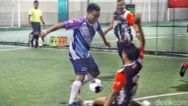 Para peserta menghadiri pertandingan futsal dalam rangka Hari Bhakti Postel ke-78, di Jakarta, Sabtu (9/9/2023).