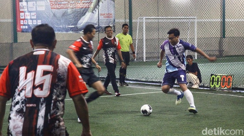 Para peserta menghadiri pertandingan futsal dalam rangka Hari Bhakti Postel ke-78, di Jakarta, Sabtu (9/9/2023).