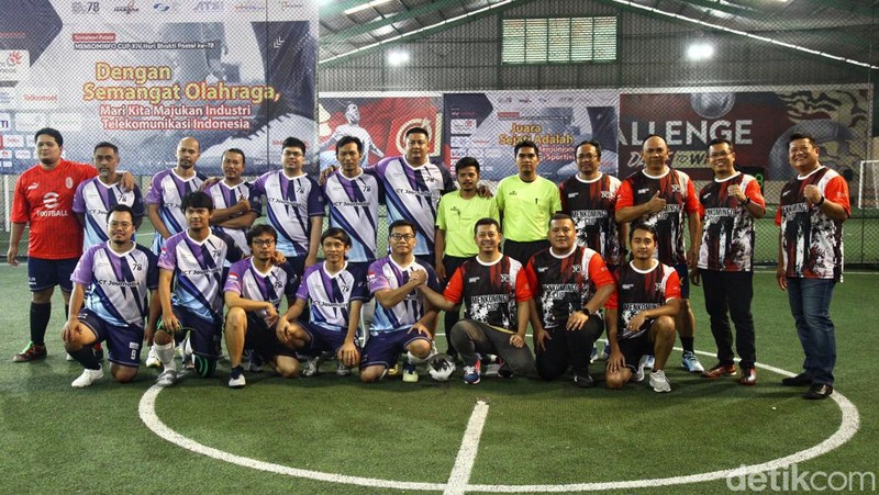 Para peserta menghadiri pertandingan futsal dalam rangka Hari Bhakti Postel ke-78, di Jakarta, Sabtu (9/9/2023).