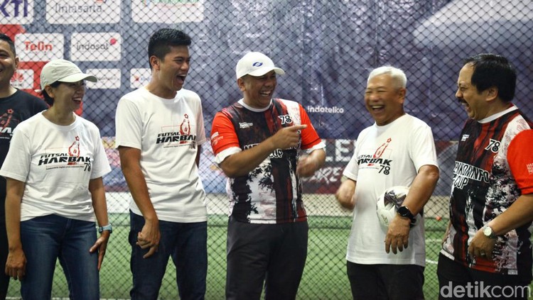 Para peserta menghadiri pertandingan futsal dalam rangka Hari Bhakti Postel ke-78, di Jakarta, Sabtu (9/9/2023).