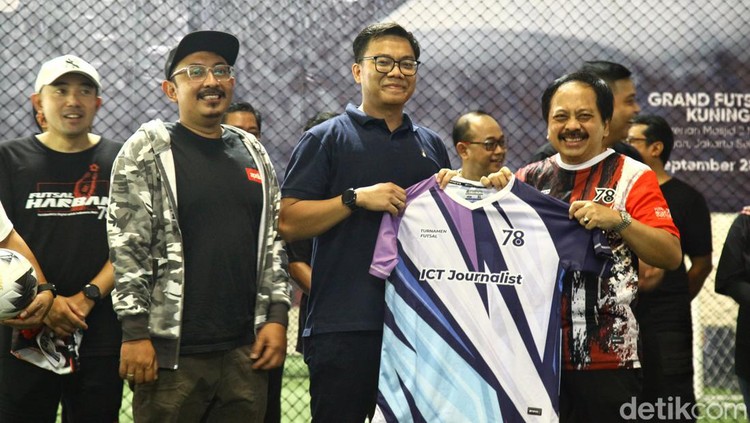 Para peserta menghadiri pertandingan futsal dalam rangka Hari Bhakti Postel ke-78, di Jakarta, Sabtu (9/9/2023).