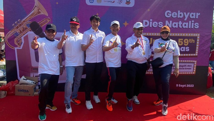 Unesa pecahkan Rekor MURI menyelenggarakan jalan sehat dengan sepatu beda warna terbanyak. (Foto: Dok. Esti Widiyana/detikJatim)