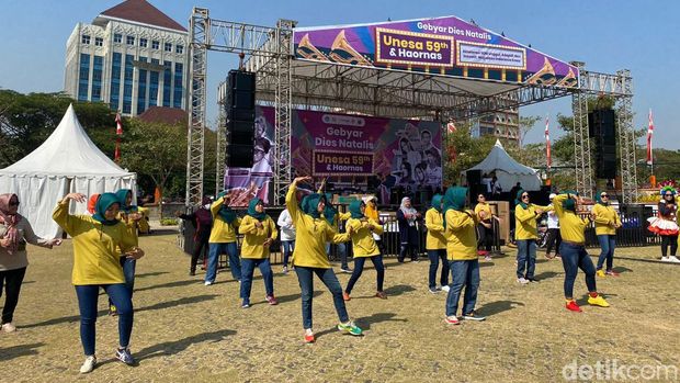 Unesa pecahkan Rekor MURI menyelenggarakan jalan sehat dengan sepatu beda warna terbanyak. (Foto: Dok. Esti Widiyana/detikJatim)