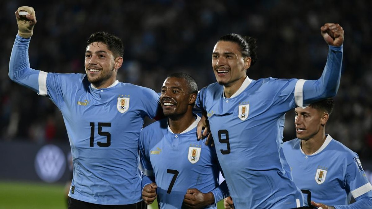 Valverde, De la Cruz, dan Nunez merayakan gol Uruguay. Foto: AP/Santiago Mazzarovich