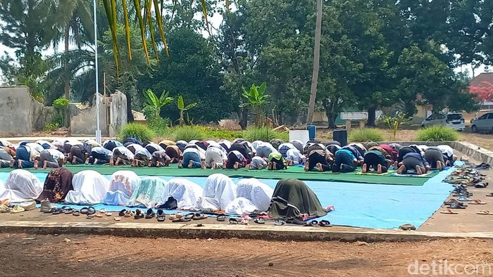 Warga Salat Istisqa berharap hujan turun (dok istimewa)