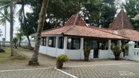 Halaman luas penuh pohon kelapa di makam Ki Gede Sebayu.