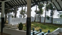 Tidak hanya terdapat makam Ki Gede Sebayu, tetapi juga makam pengikutnya.