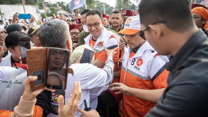 Bakal calon presiden dari Koalisi Perubahan untuk Persatuan Anies Baswedan (tengah) menyapa para pendukungnya saat menghadiri senam sehat bersama Partai Keadilan Sejahtera (PKS) di Benteng Kuto Besak, Palembang, Sumatera Selatan, Minggu (9/10/2023). Acara tersebut diikuti ribuan kader PKS dan sebagai bentuk dukungan kepada Anies Baswedan dalam Pilpres 2024. ANTARA FOTO/Nova Wahyudi/YU