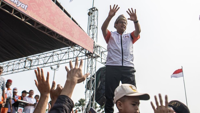 Bakal calon presiden dari Koalisi Perubahan untuk Persatuan Anies Baswedan (tengah) menyapa para pendukungnya saat menghadiri senam sehat bersama Partai Keadilan Sejahtera (PKS) di Benteng Kuto Besak, Palembang, Sumatera Selatan, Minggu (9/10/2023). Acara tersebut diikuti ribuan kader PKS dan sebagai bentuk dukungan kepada Anies Baswedan dalam Pilpres 2024. ANTARA FOTO/Nova Wahyudi/YU