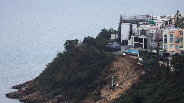 A view shows the aftermath of a landslide beneath luxury houses in the high-end Redhill Peninsula in Tai Tam after heavy rain days ago in Hong Kong, China, September 10, 2023. REUTERS/Tyrone Siu
