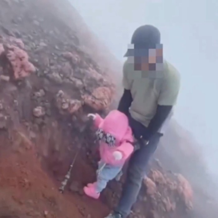 Balita dibawa mendaki Gunung Kerinci.