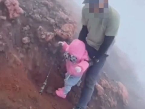 Balita dibawa mendaki Gunung Kerinci.