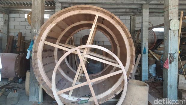 Proses pembuatan bedug di Bleder, Grabag, Kabupaten Magelang.
