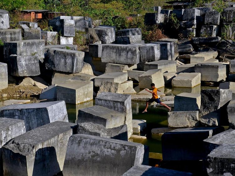 Melihat Bekas Galian Tambang Marmer di Maros