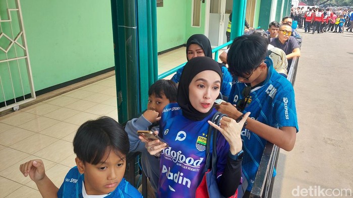 Bobotoh antre masuk ke Stadion Siliwangi, Kota Bandung, Minggu (10/9/2023).