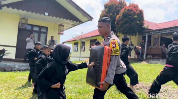 Briptu Wahyu Sujayadi saat mengajarkan pencak silat ke anak-anak