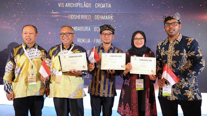 Bupati Banyuwangi Ipuk Fiestiandani menerima pengukuhan Ijen Geopark masuk jaringan UNESCO Global Geopark, di Habous Cultural Complex, Marakes, Maroko, Sabtu (9/9/2023) waktu setempat.