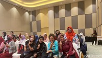 Para peserta yang mayoritas adalah ibu rumah tangga tampak senang hadir pada acara Cooking Class detikFood. Ini salah satu momen ibu-ibu menikmati jalannya acara. Foto: detikFood/Yenny Mustika Sari