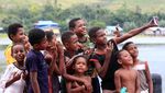 Danau Sentani Jadi Tempat Bermain Anak-anak