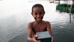 Danau Sentani Jadi Tempat Bermain Anak-anak