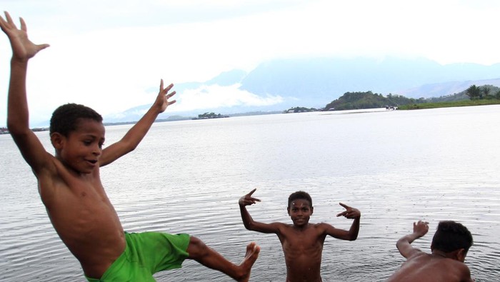Seorang anak bersiap melompat ke Danau Sentani di Kampung Abar, Jayapura, Papua, Sabtu (9/9/2023). Minimnya lahan bermain yang layak di kampung tersebut manjadikan Danau Sentani tempat favorit untuk bermain bagi anak-anak yang tinggal di sekitar danau itu. ANTARA FOTO/Gusti Tanati/Spt.