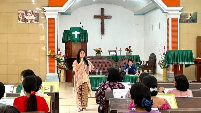 Dekan Fakultas Psikologi Univeritas HKBP Nommensen, Dr. Nenny Ika Putri Simarmata, M.Psi, saat memberikan materi di HKBP Pabatu, Tebingtinggi, Minggu (10/9/2023). (Foto: Istimewa)
