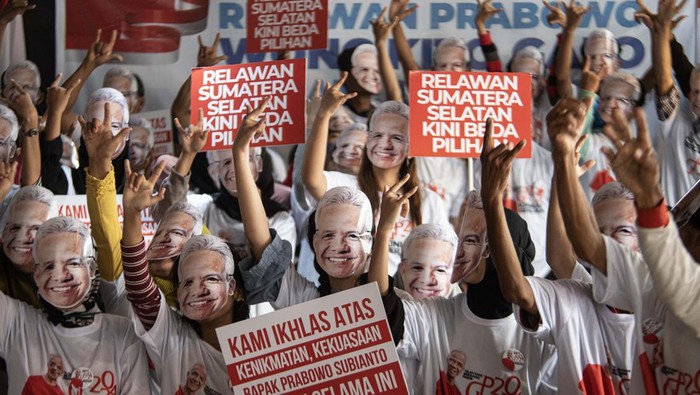 Deklarasi relawan Ganjar Pranowo di Palembang Relawan memajang tulisan dan poster saat mengikuti deklarasi peralihan dukungan dari pasangan Prabowo Subianto-Sandiaga Uno pada Pemilu 2019 (PS2019) ke Ganjar Pranowo pada Pemilu 2024 di Palembang, Sumatera Selatan, Minggu (10/9/2023). Ratusan relawan dari tim pemenangan PS2019 yang berasal dari kota Palembang, Kabupaten Ogan Ilir (OI), Ogan Komering Ulu (OKU), Ogan Komering Ilir (OKI), dan Kab Musi Rawas tersebut mengalihkan dukungannya untuk mendukung bakal calon Presiden Ganjar Pranowo pada Pemilu 2024 (GP2024). ANTARA FOTO/Nova Wahyudi/YU