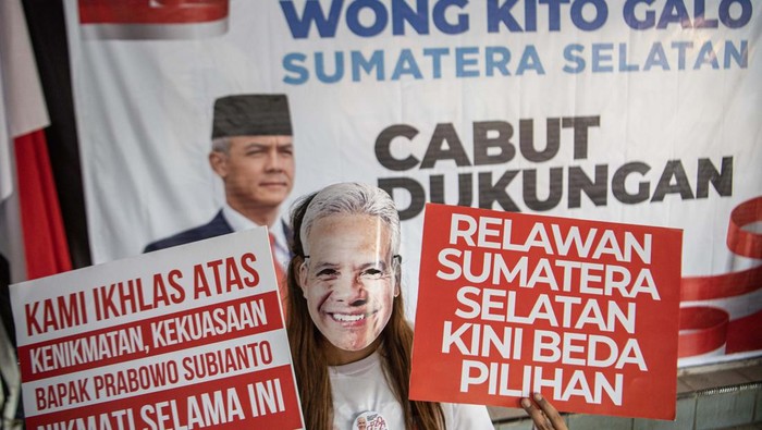 Relawan memajang tulisan dan poster saat mengikuti deklarasi peralihan dukungan dari pasangan Prabowo Subianto-Sandiaga Uno pada Pemilu 2019 (PS2019) ke Ganjar Pranowo pada Pemilu 2024 di Palembang, Sumatera Selatan, Minggu (10/9/2023). Ratusan relawan dari tim pemenangan PS2019 yang berasal dari kota Palembang, Kabupaten Ogan Ilir (OI), Ogan Komering Ulu (OKU), Ogan Komering Ilir (OKI), dan Kab Musi Rawas tersebut mengalihkan dukungannya untuk mendukung bakal calon Presiden Ganjar Pranowo pada Pemilu 2024 (GP2024).  ANTARA FOTO/Nova Wahyudi/YU