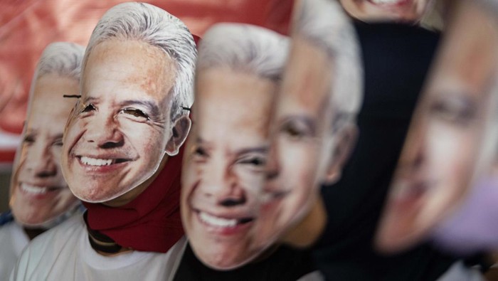 Deklarasi relawan Ganjar Pranowo di Palembang Relawan memajang tulisan dan poster saat mengikuti deklarasi peralihan dukungan dari pasangan Prabowo Subianto-Sandiaga Uno pada Pemilu 2019 (PS2019) ke Ganjar Pranowo pada Pemilu 2024 di Palembang, Sumatera Selatan, Minggu (10/9/2023). Ratusan relawan dari tim pemenangan PS2019 yang berasal dari kota Palembang, Kabupaten Ogan Ilir (OI), Ogan Komering Ulu (OKU), Ogan Komering Ilir (OKI), dan Kab Musi Rawas tersebut mengalihkan dukungannya untuk mendukung bakal calon Presiden Ganjar Pranowo pada Pemilu 2024 (GP2024). ANTARA FOTO/Nova Wahyudi/YU