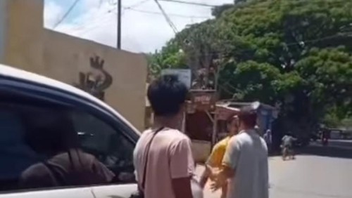 Driver online jemput tamu di Kuta Mandalika diadang 4 orang berujung minta maaf. Foto: tangkap layar.