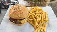 Menu andalan di restoran ini adalah burger klasik Amerika. Seporsi burger The California (Rp 170.500) sudah dilengkapi kentang goreng. Foto: Detikcom / Atiqa Rana