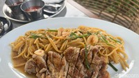 Kalau tidak mau burger, bisa pesan spaghetti. Seporsi Chicken Garlic Spaghetti ini dibanderol seharga Rp 93.500. Foto: Detikcom / Atiqa Rana