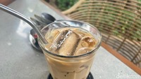 Untuk minumannya, wajib coba Kopi Susu Belly Bandit (24.200). Es kopi susu yang creamy ini dipadukan dengan gula aren racikan spesial. Foto: Detikcom / Atiqa Rana