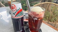 Pilihan lain, Badak Float yang tak kalah menyegarkan. Minuman bersoda ini dicampur dengan es krim vanilla yang manis. Foto: Detikcom / Atiqa Rana