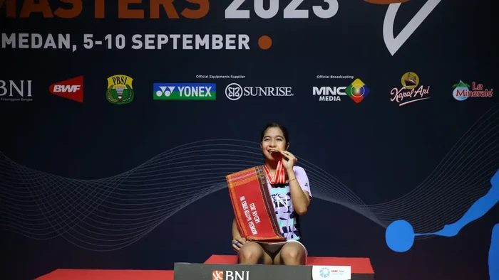 Tunggal putri Indonesia Ester Nurumi Tri Wardoyo di podium juara BNI Indonesia Masters I 2023 di Medan, Sumatera Utara.
