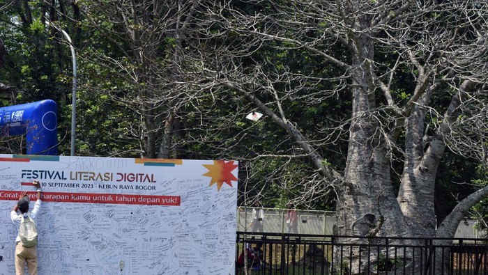 Pengunjung menuliskan pesan saat Festival Literasi Digital di Kebun Raya Bogor, Jawa Barat, Minggu (10/9/2023). Festival Literasi Digital yang diselenggarakan Kementerian Komunikasi dan Informatika yang diisi dengan kegiatan hiburan, pengetahuan dan aktivitas menarik lainnya tersebut bertujuan untuk membangunkan semangat kesadaran kepada kalangan anak muda di wilayah Kota Bogor agar peka dan bijak terhadap penggunaan digital. ANTARA FOTO/Arif Firmansyah/nz