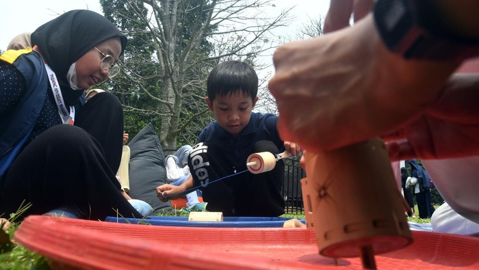 Festival Literasi Digital di Kebun Raya Bogor Pengunjung menuliskan pesan saat Festival Literasi Digital di Kebun Raya Bogor, Jawa Barat, Minggu (10/9/2023). Festival Literasi Digital yang diselenggarakan Kementerian Komunikasi dan Informatika yang diisi dengan kegiatan hiburan, pengetahuan dan aktivitas menarik lainnya tersebut bertujuan untuk membangunkan semangat kesadaran kepada kalangan anak muda di wilayah Kota Bogor agar peka dan bijak terhadap penggunaan digital. ANTARA FOTO/Arif Firmansyah/nz