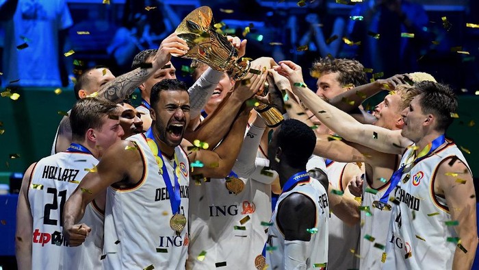 Germanys players celebrate after winning the FIBA Basketball World Cup final game against Serbia in Manila on September 10, 2023. (Photo by JAM STA ROSA / AFP)