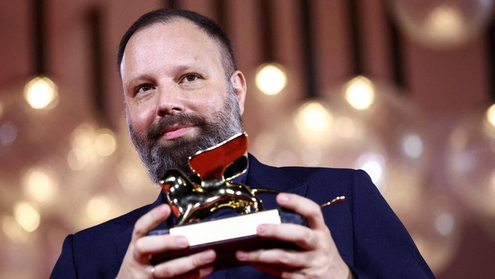 The 80th Venice Film Festival - Awards Ceremony - Venice, Italy, September 9, 2023. Director Yorgos Lanthimos poses with Golden Lion Award for Best Film for the movie 'Poor Things'. REUTERS/Guglielmo Mangiapane       TPX IMAGES OF THE DAY