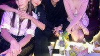 Fuji juga dekat dengan rekan sesama selebri lainnya. Mulai dari Raffi Ahmad hingga Celine Evangelista. Mereka berada di sebuah pesta sambil menikmati makanan yang disajikan. Foto: Instagram @fuji_an