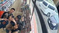 Ini momen Fuji dan ketiga temannya saat berbelanja di dalam minimarket. Mereka berpose di depan sebuah cermin. Foto: Instagram @fuji_an