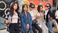 Mereka tampak menikmati liburan di Jepang. Kelimanya sedang berada di pinggir jalan Jepang dan Fuji menikmati sekotak susu stroberi. Foto: Instagram @fuji_an