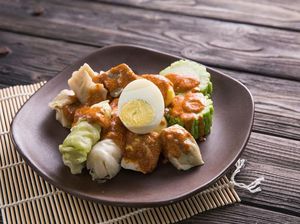 Kisah Orang Kaya Gabut Jualan Makanan, Donat Kampung hingga Siomay