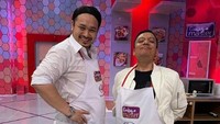 Identik dengan gayanya yang kocak, Gilang Dirga beratraksi memasak dengan cara yang jenaka. Ditantang membuat beberapa hidangan, ia mengenakan kumis dan rambut palsu untuk penampilannya yang beda. Foto: Instagram/gilangdirga